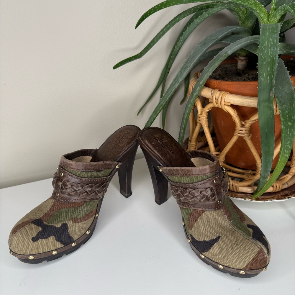 Michael Kors Camo Canvas Leather Clog Mules Heels Studded Buckle Woman’s 5.5M - Picture 5 of 12